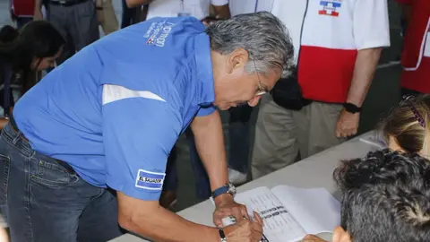 El presidente de la Asamblea Legislativa, Norman Quijano, votó en un centro escolar de San Salvador.