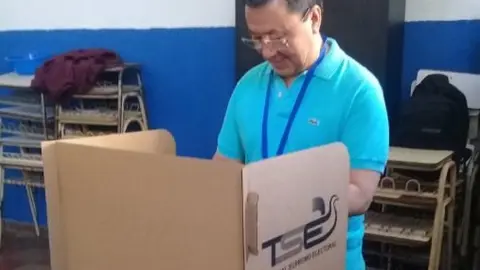 El diputado de GANA Numan Salgado votó en San Miguel.