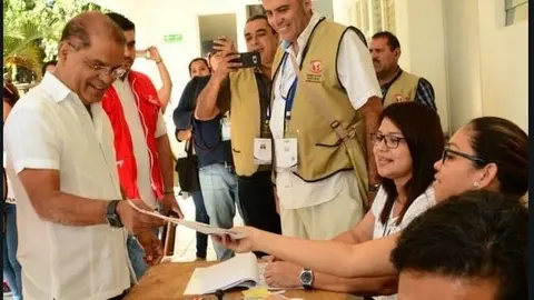El vicepresidente de la República emitió su voto en Santa Tecla.