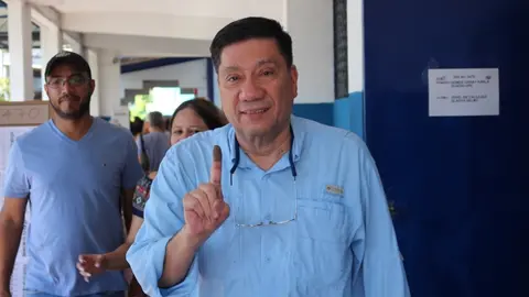 El diputado del CD Juan José Martel luego de emitir su voto.