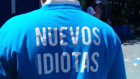 Un detractor de Nayib Bukele y sus seguidores llegó con esta camisa a emitir su voto.