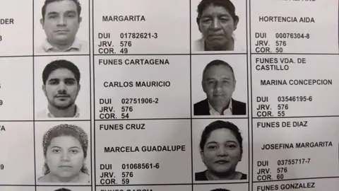 El expresidente Funes y su foto del padrón electoral.