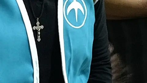 A los integrantes de GANA se les pidió escribir el nombre del partido para identificarlos.