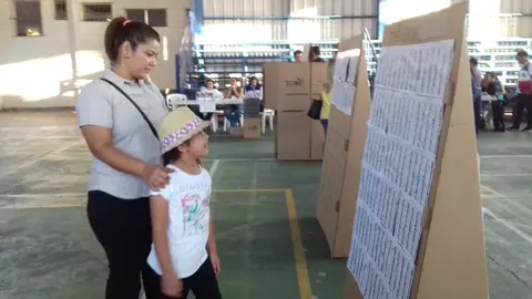 Los menores también participan en estos comicios.