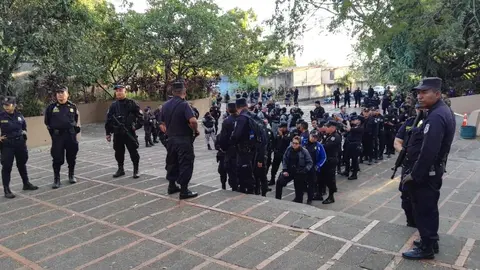 Policías fueron los primeros en emitir el voto.