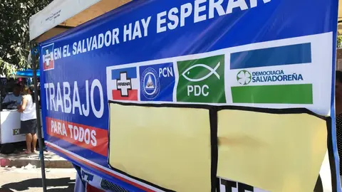 Pese a disposición de TSE, los partidos colocaron propaganda en los centros de votación.