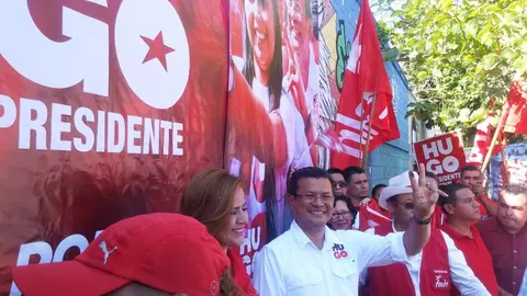 Hugo Martínez fue el primero de los candidatos a la presidencia que votó