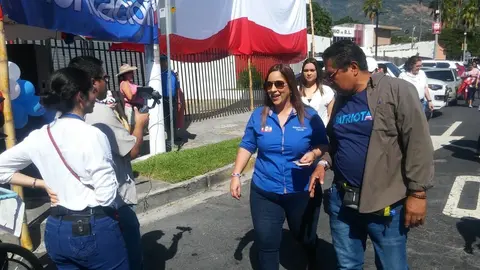 La diputada Alejandrina Castro también votó.