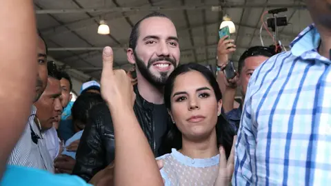 Nayib Bukele votó junto a su esposa en Cifco.