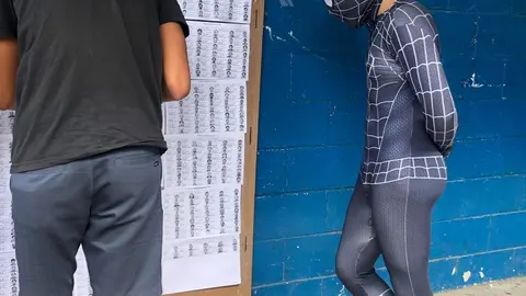 Spider Man sorprendió a los votantes del centro escolar  Walter Thilo Deininger de Antiguo Cuscatlán.