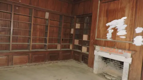 La biblioteca es un salón grande madera, incluso con chimenea.