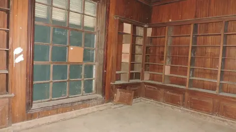 En el primer piso se encuentra la biblioteca.