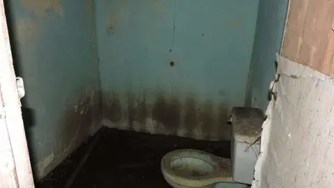 Los baños de la parte baja de la casa.