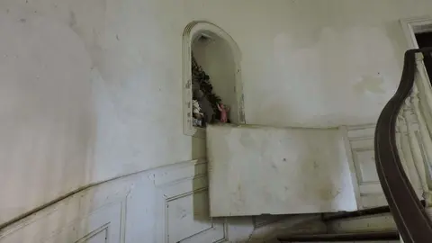 Debido a que la casa estuvo en abandono por más de 17 años tiene mucho deterioros.