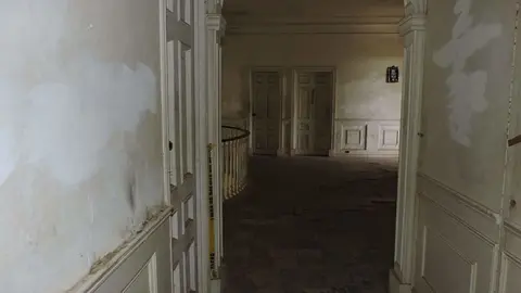 Pese a los años de abandono aún tiene acabados en los arcos.