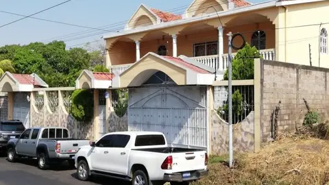 Además, se incautaron dos vehículos los cuales pasarán bajo responsabilidad del Consejo Nacional de Administración de Bienes (CONAB).