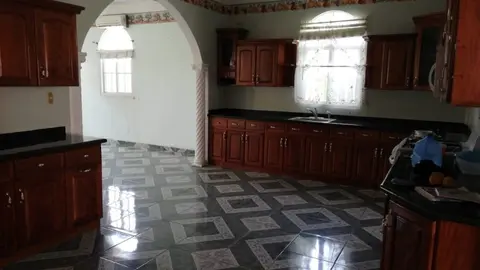 "Esa cantidad de dinero y según las pruebas obtenidas, establecimos que fueron transferidas de manera injustificada utilizando diversos mecanismos ilícitos como el ingreso en efectivo vía aérea y otras cantidades disfrazadas de remesas", expresó la fiscal del proceso.