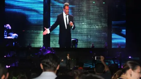 Su voz predominó dentro de sus más famosos temas.