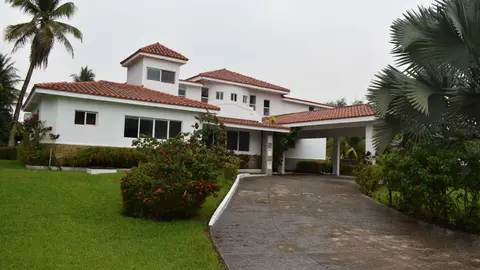 Asimismo, se encuentran casas y haciendas.