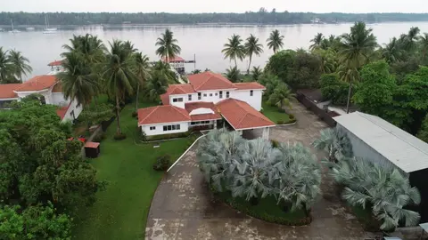 Entre las propiedades hay una casa en Chile.