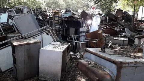 Hay varias toneladas de equipo metálico en desuso como estantes, computadoras, sillas de ruedas y camas arruinas que fueron dejados en ese lugar sin que hasta el momento hayan sido retirados. Fotos: Mauricio Pineda