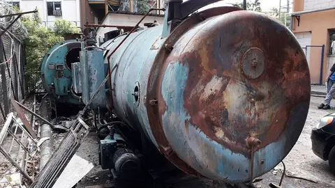 Dos calderas industriales utilizadas para el sacado de ropa hospitalaria permanecen frente a la lavandería del centro médico.
