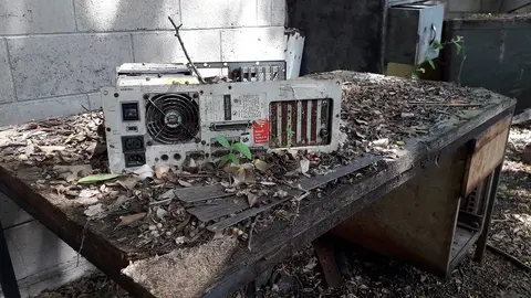 Piezas de computadoras que por años almacenaron información médica aún permanecen en el lugar.