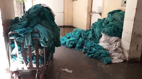 Cuando llueve el agua se acumula al fondo de uno de los pasillos, en tanto un considerable número de sábanas espera turno de lavado.