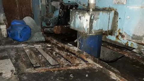 La base sobe la cual se encuentran algunas de las lavadoras tiene daños severos.