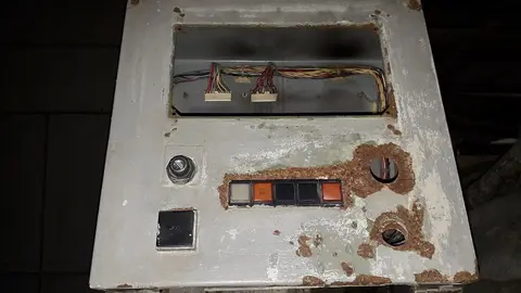 El sistema de control y el cableado de esta máquina se encuentra inservible.