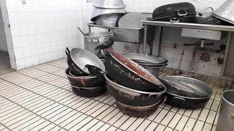 Las palomas ingresan al área de cocina para comer lo poco que ha quedado de la alimentación de los pacientes.