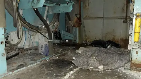 En ocasiones son colocadas sábanas para evitar que los líquidos queden regados en el piso.