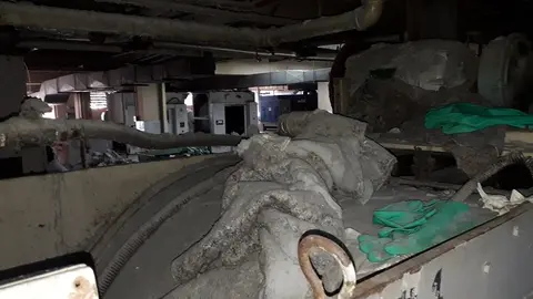 Sobre una de las máquinas hay acumulación de polvo y material que fue utilizado durante el proceso de lavado.