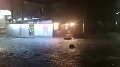 Así lucía la calle Aquirino Chávez, en Apopa tras la fuerte lluvia del miércoles en la noche.