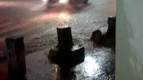La mala educación de las personas al tirar basura en la calle origina que los tragantes se tapen.