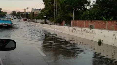 También en la carretera Troncal del Norte, en la entrada principal hacia Apopa, el agua se acumuló y provocó inundación.
