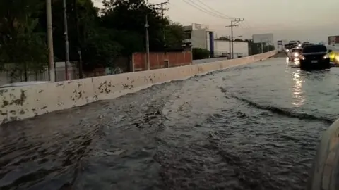Los automovilistas se vieron afectados para transitar sobre la entrada principal hacia Apopa debido a la inundación en la carretera Troncal del Norte.