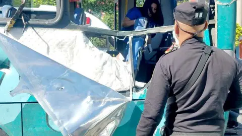 Dos de las víctimas mortales quedaron dentro de una de las unidades del transporte público, se trata de dos mujeres.