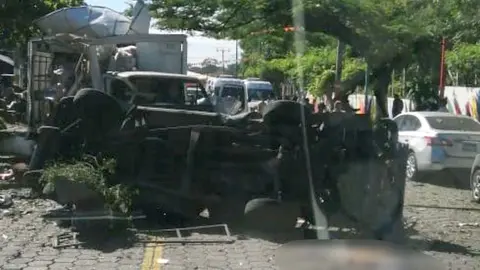 El cuerpo de una de las víctimas mortales fue lanzado varios metros y quedó a media vía.