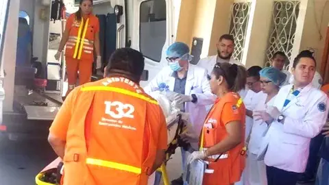 Los heridos fueron llevados a diferentes centros de atención por cuerpos de socorro y personal del Sistema de Emergencias Médicas (SEM)