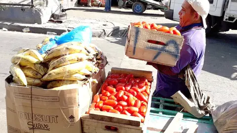 Isabel Hernández tiene una carretera de casi cinco metros donde acomoda toda la mercadería que luego lleva a los negocios de sus clientas. Fotos Mauricio Pineda.