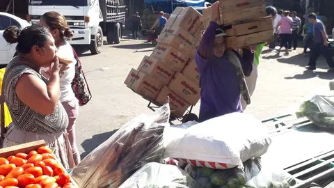 El esfuerzo del hombre muchas veces pasa desapercibido del resto de comerciantes y compradores que llegan a La Tiendona.