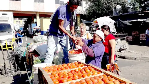 En ocasiones es fuente de empleo para otros de sus compañeros a los que permiten que le ayuden mientras cargan de mercadería la carreta.