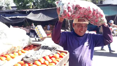 Además de su humildad, este salvadoreño siempre tiene una sonrisa en sus labios cuando realiza sus actividades.