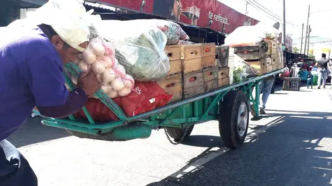 Veces adelante, otras atrás, él sabe que es pieza importante para el desarrollo de su querido El Salvador.