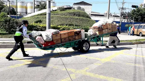 En ocasiones, durante sus jornadas de trabajo, recibe ayuda de quien menos se imagina. En la imagen una gestor de tráfico le tiende una mano.