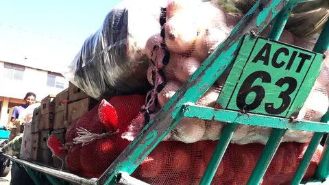 La matricula de su carreta es 63, al igual que el resto de sus compañeros de trabajo, el hombre forma parte de la gremial de acarreadores.