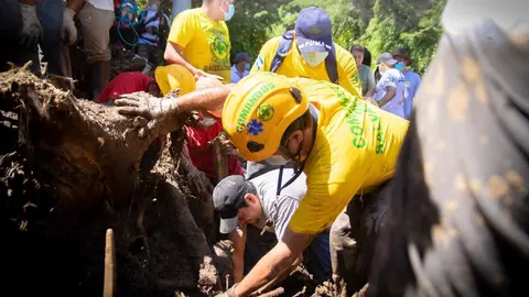 Los socorristas no han parado de trabajar desde la madrugada del viernes. Foto de El Salvador Times.