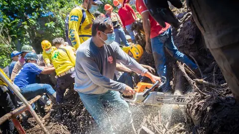 Fue necesario el uso de motosierras para poder los obstáculos. Foto de El Salvador Times.