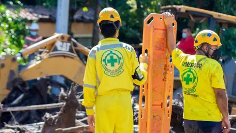 Las manchas de tierra en el pantalón del socorrista denotan el duro trabajo. Foto de El Salvador Times.